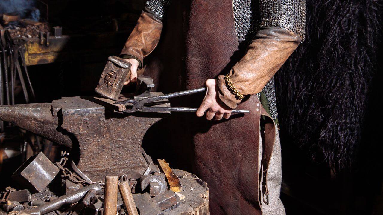 Como fazer uma espada? Veja o passo a passo de uma forja