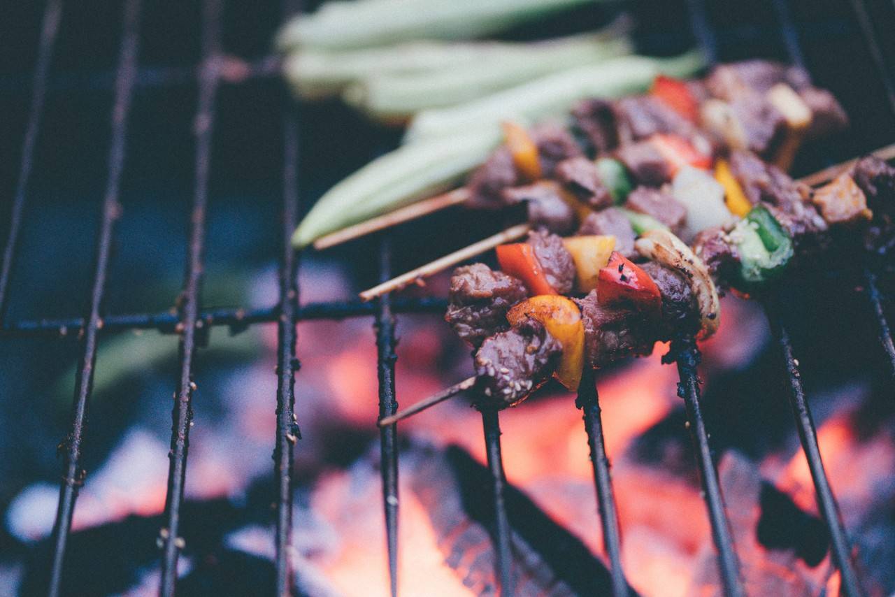 Churrasco grego: descubra o preparo do souvlaki e gyro